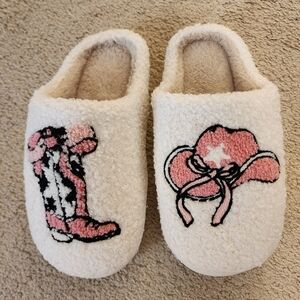 Cozy Cream Slippers  Pink Western Design Cowboy Hat Boots Size 8/9 New Whimsical